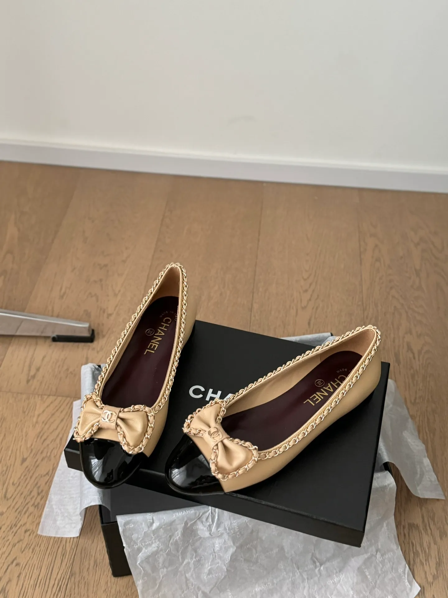👟👟Ex-factory price 580👟👟 Purchasing agent Chanel Xiaoxiang 24A new chain double C thick heel shoes! 1:1 replica of the original. A classic among classics. It is perfect whether paired with trousers or skirts. The small round head design is very good at modifying the shape of the feet. A must-have for little fairies! The upper is made of imported lambskin, the lining is top-grade mixed sheepskin, and the outsole is imported Italian cowhide. Heel height: 2.5cm. Size: 35-39 (40/41/42/43 customized)